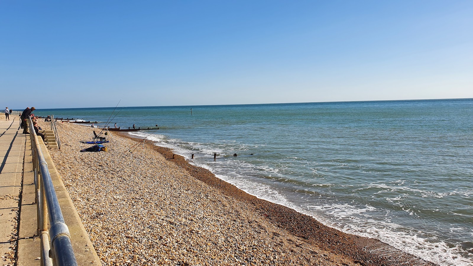 Foto van Selsey beach met lichte kiezelsteen oppervlakte