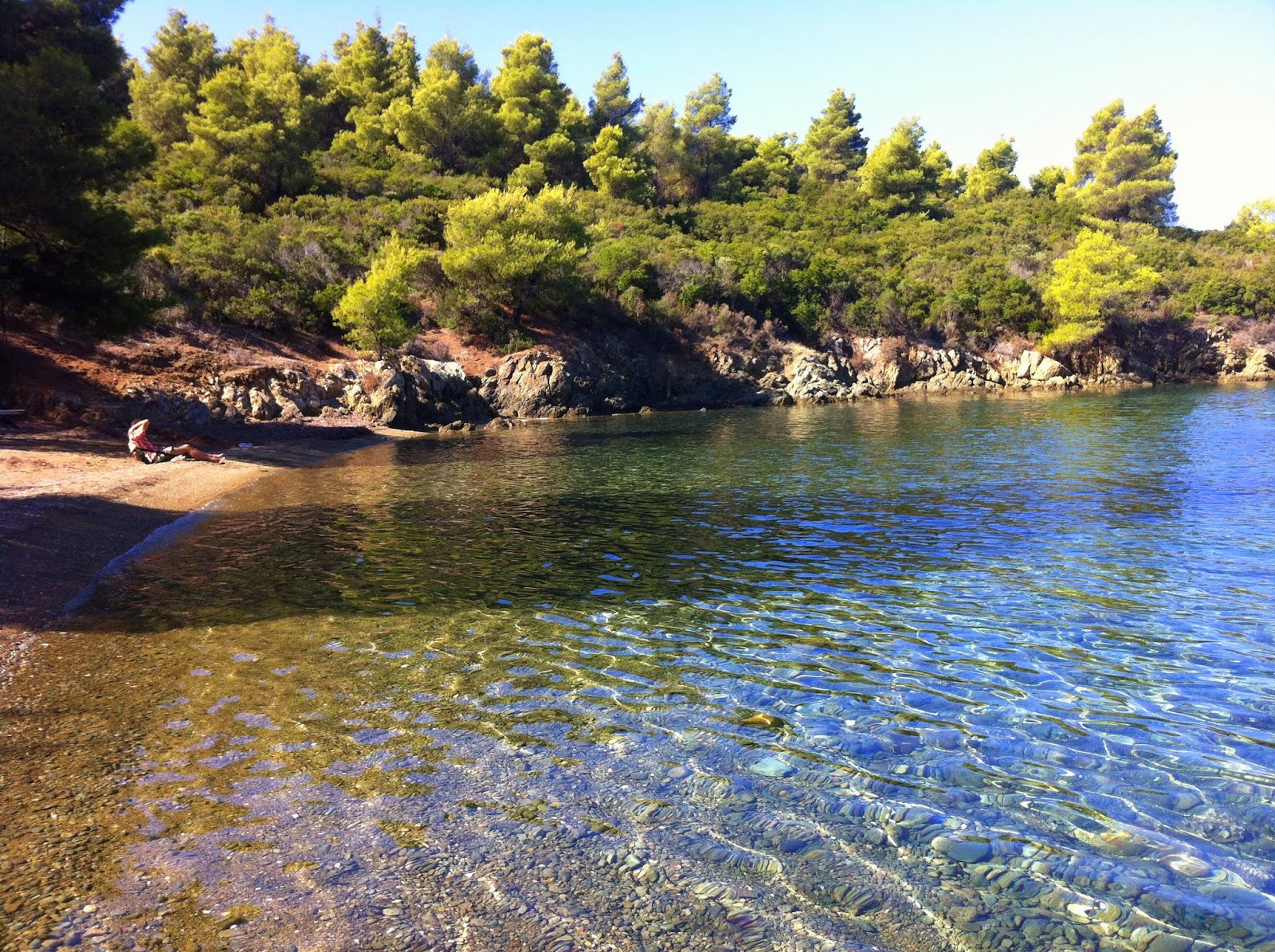 Koutsoupia beach II的照片 带有蓝色纯水表面