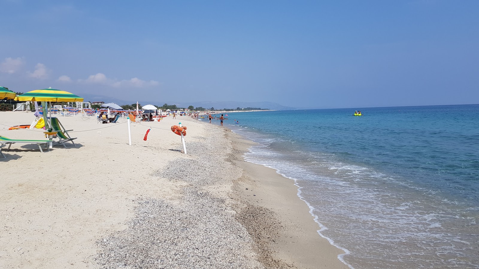 Fotografija San Sostene Marina z svetel pesek površino