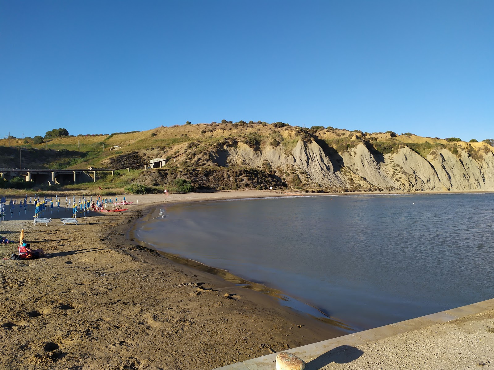 Photo de Spiagge del Caos entouré de montagnes