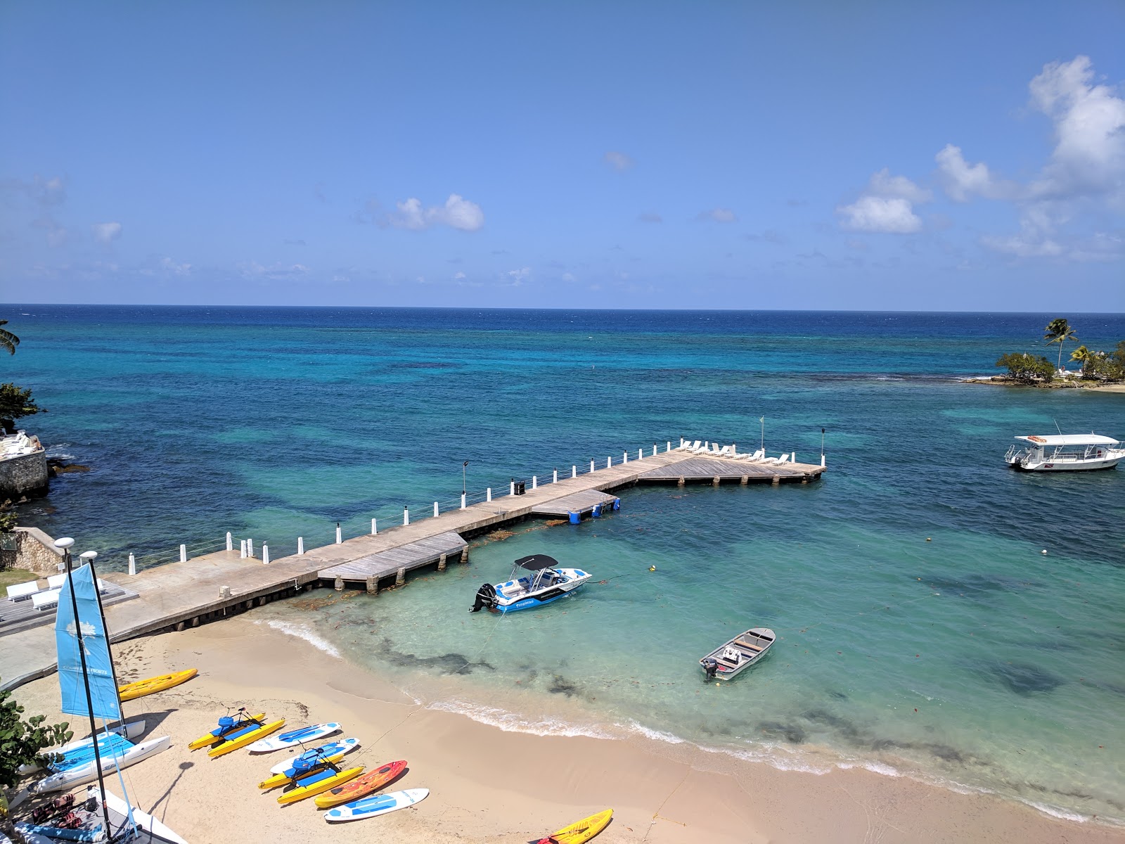 Foto de Playa de Tower Isle con agua cristalina superficie