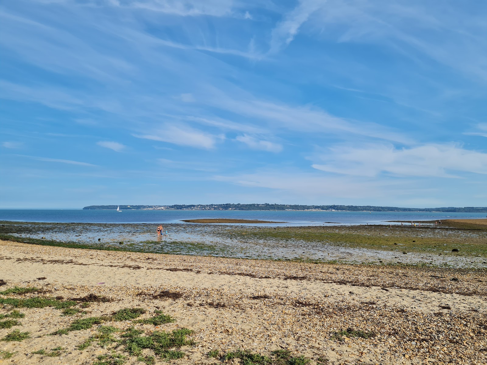 Foto van Lepe Beach omringd door bergen