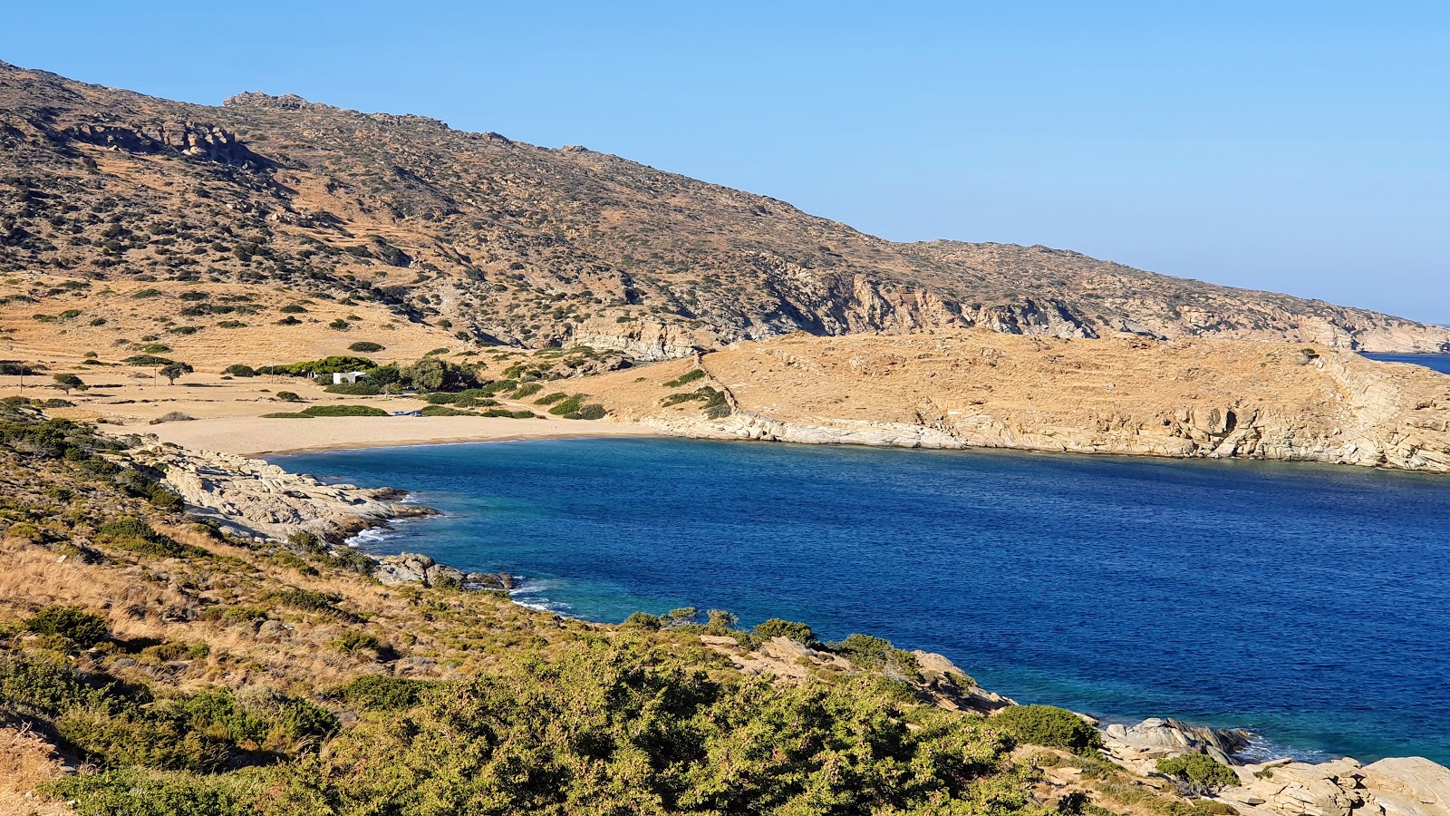 Paralia Plakes'in fotoğrafı turkuaz saf su yüzey ile