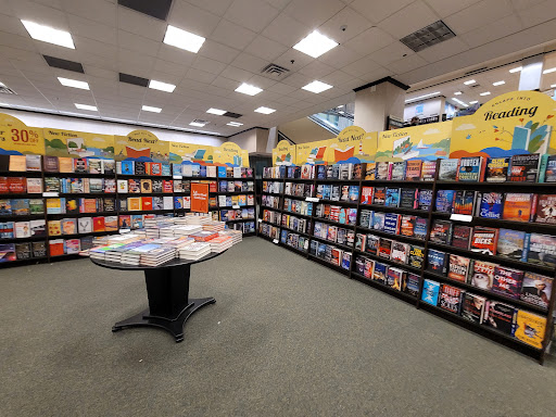 Book Store «Barnes and Noble», reviews and photos, 2500 N Mayfair Rd, Milwaukee, WI 53226, USA