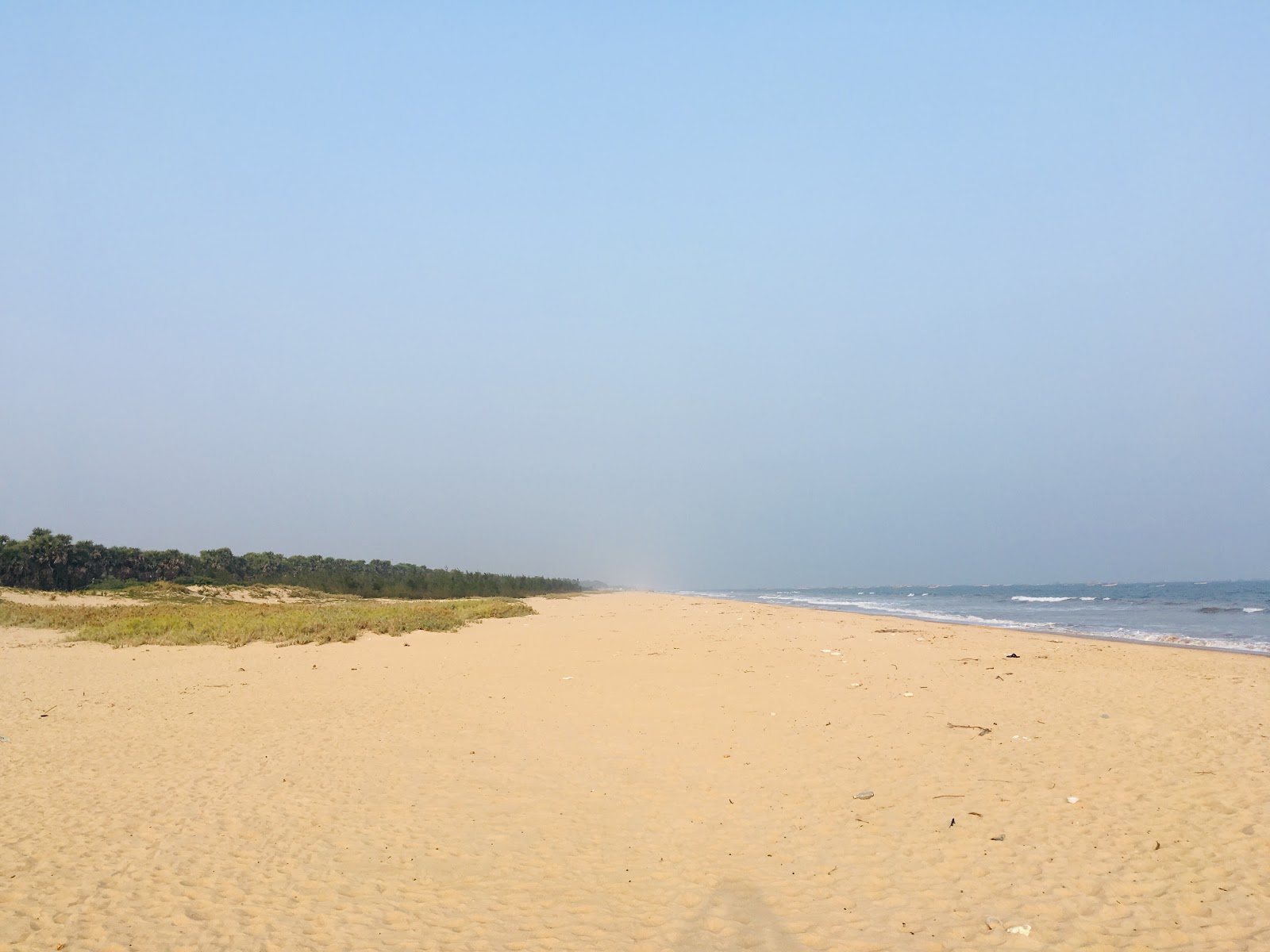 Chirala Beach的照片 带有碧绿色纯水表面