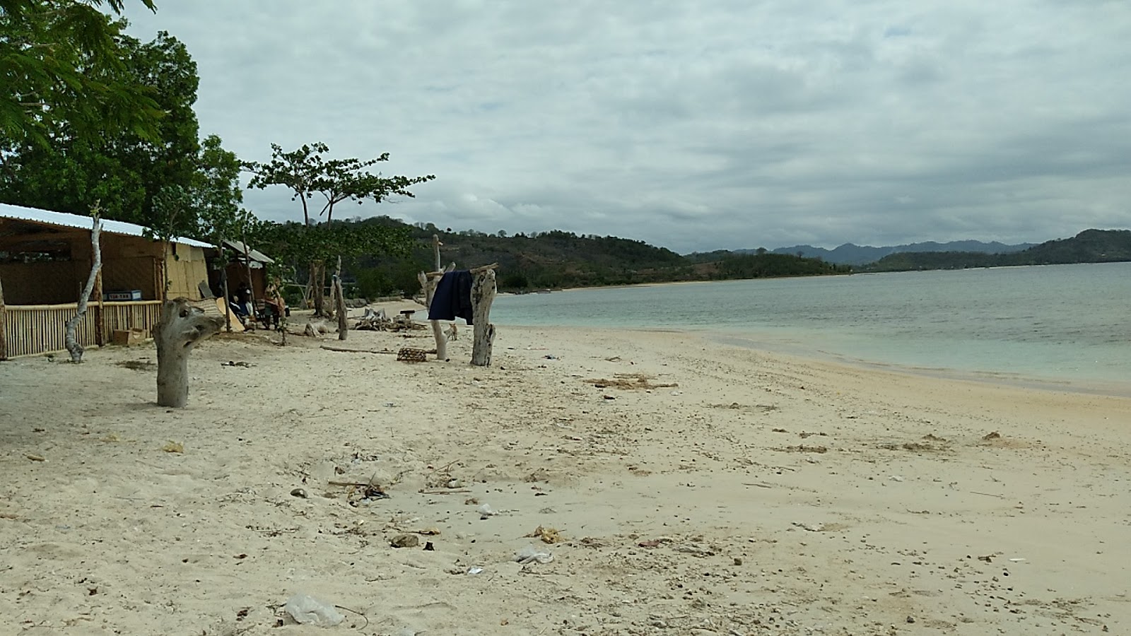 Foto von Pesisir Mas Beach mit beiger sand & steine Oberfläche