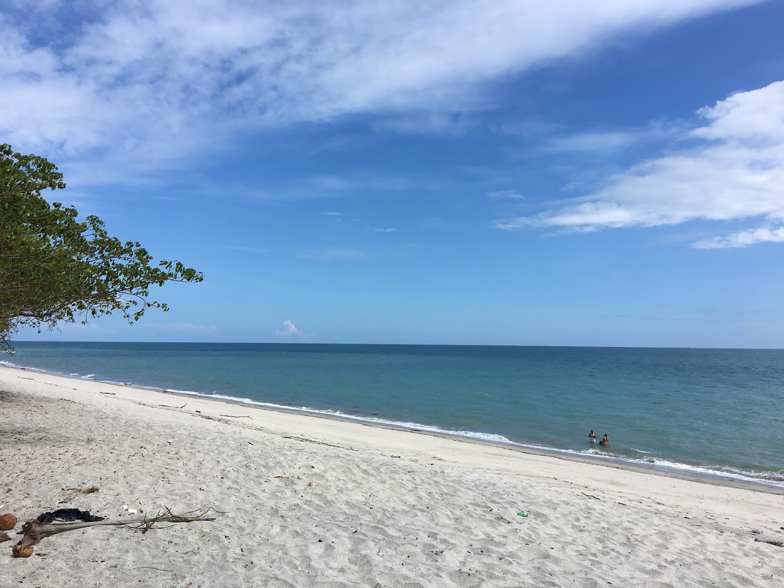 Foto av Hermita Beach med turkos rent vatten yta