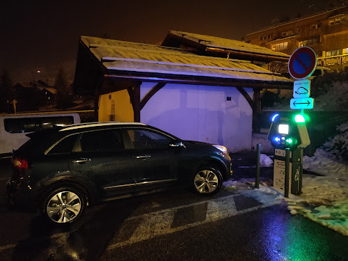 Borne de recharge de véhicules électriques Réseau eborn Station de recharge Le Grand-Bornand