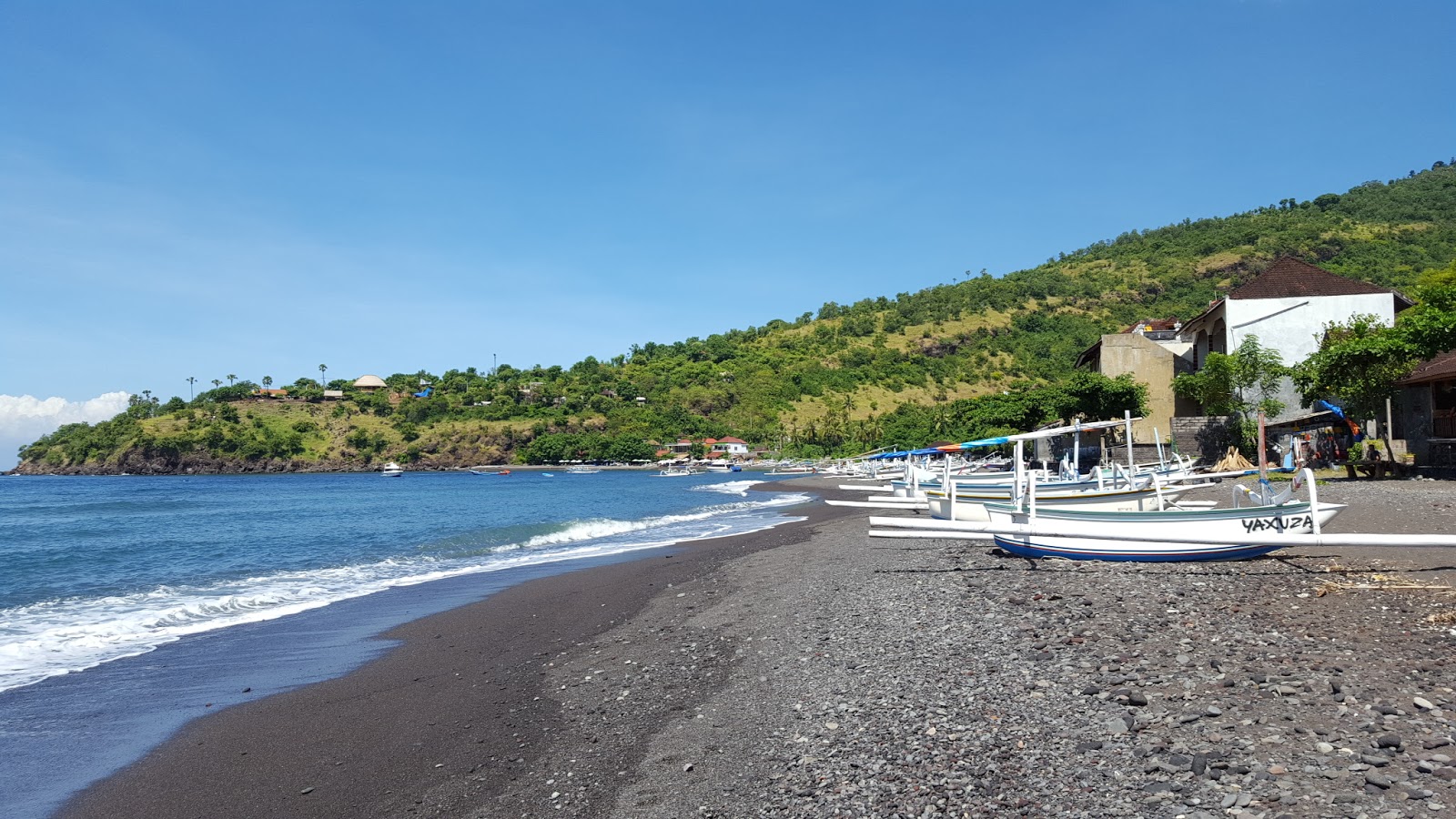 Fotografie cu Jemeluk Beach cu o suprafață de nisip gri și pietricel