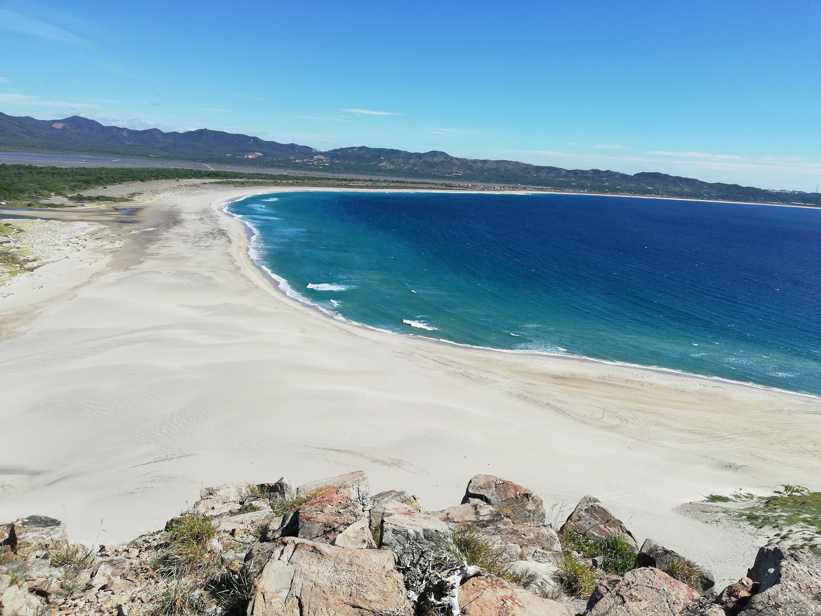 Guelaguechi beach的照片 带有碧绿色纯水表面
