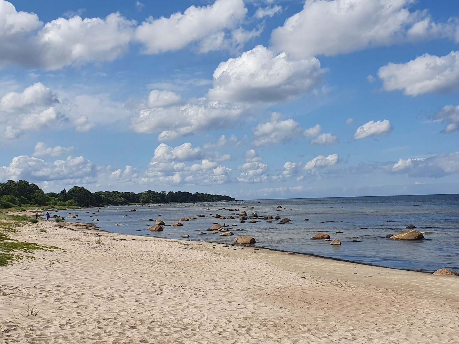 Photo de Kaltene beach avec l'eau bleu-vert de surface