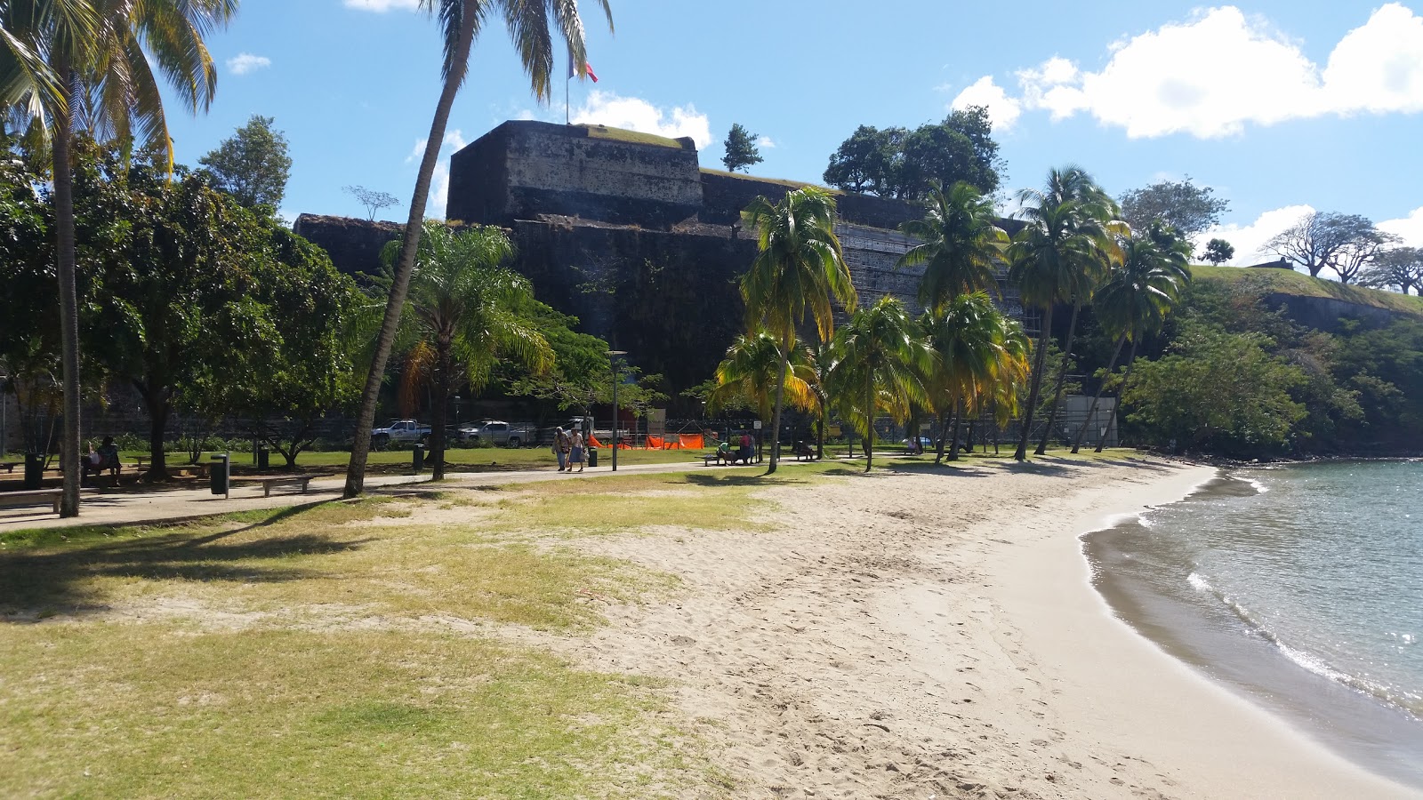 Foto di La Francaise Beach circondato da montagne