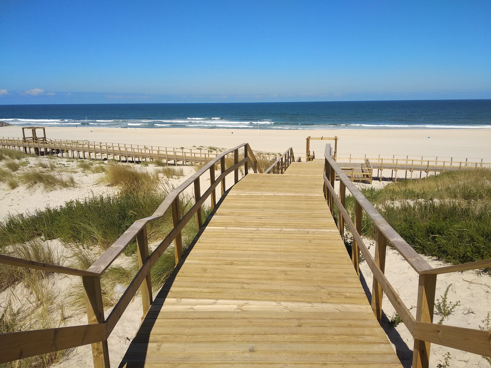Foto di Praia da Torreira con una superficie del sabbia bianca fine