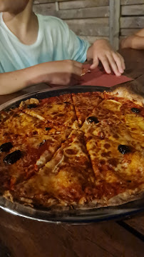 Plats et boissons du Pizzeria Hugo pizza à Goult - n°3