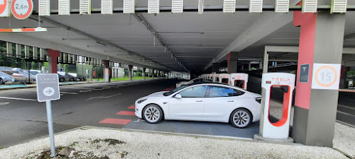 Borne de recharge de véhicules électriques Tesla Supercharger Gouesnou
