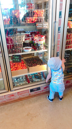 Produce Market «Washington Fruit Place At Barrett Orchards», reviews and photos, 1209 Pecks Canyon Rd, Yakima, WA 98908, USA