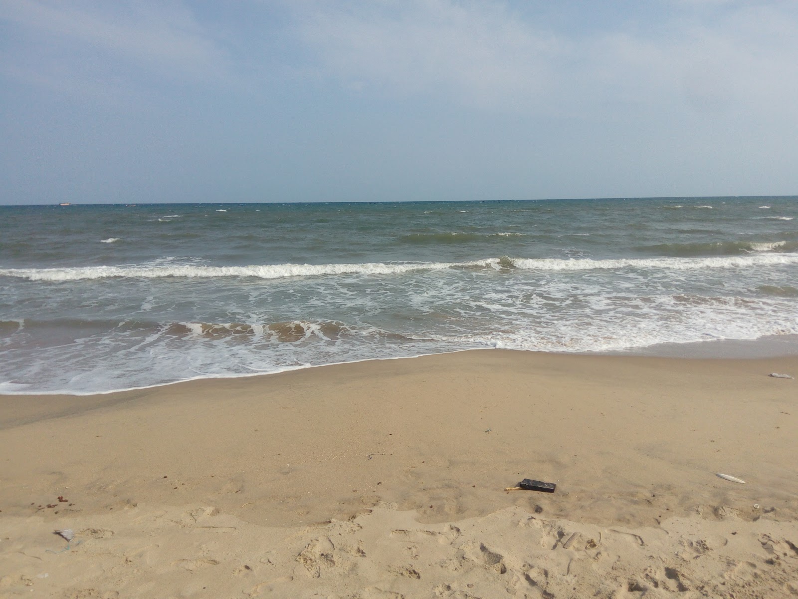 Valokuva PCKM Beachista. pinnalla turkoosi puhdas vesi:n kanssa