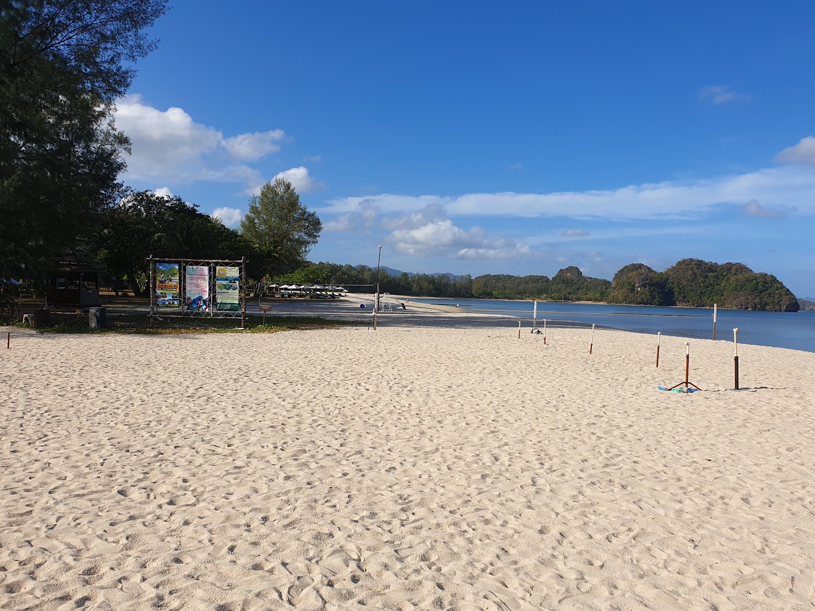 Φωτογραφία του Tanjung Rhu Beach υποστηρίζεται από βράχους
