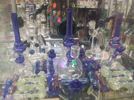 Tobacco Shop «The Hub Smoke Shop & Gifts», reviews and photos, 6410 N Oak Trafficway, Kansas City, MO 64118, USA