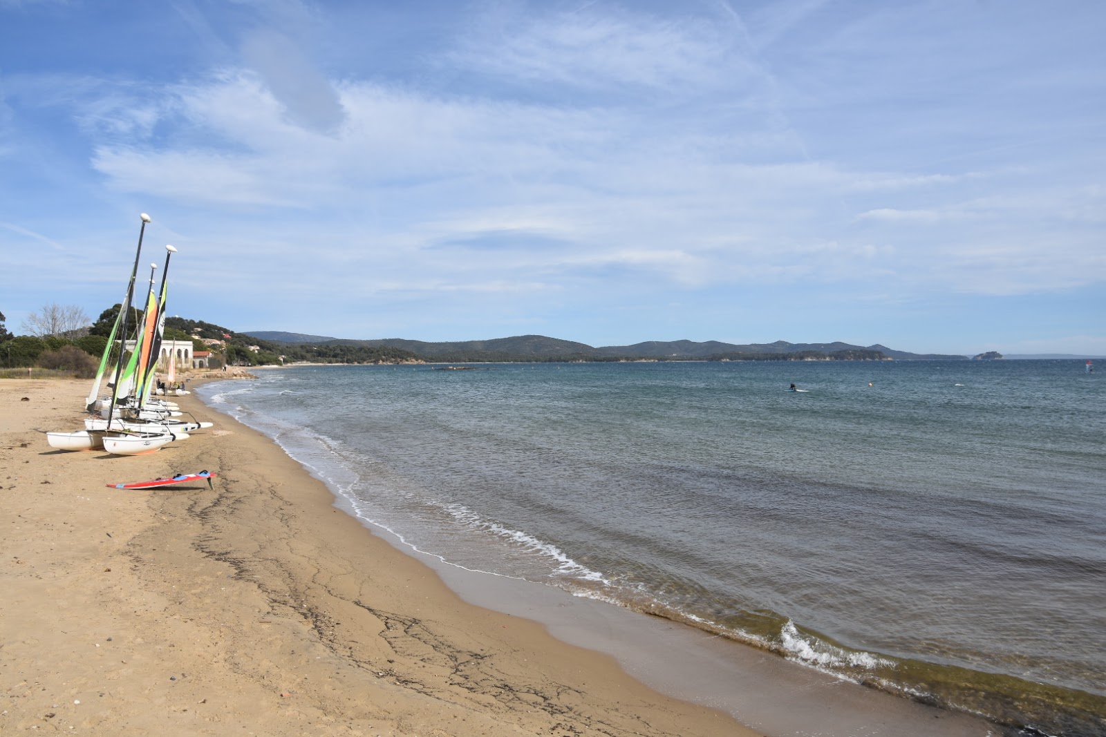 Φωτογραφία του Tamaris beach με φωτεινή άμμος επιφάνεια