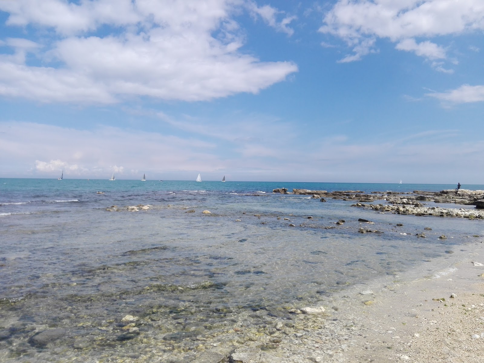 Foto de Rock of Frisio beach con parcialmente limpio nivel de limpieza