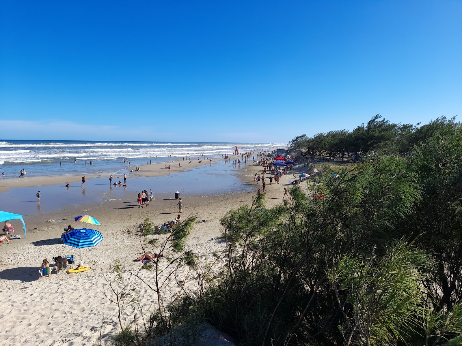 Foto de Praia Mariluz Norte com areia fina e brilhante superfície