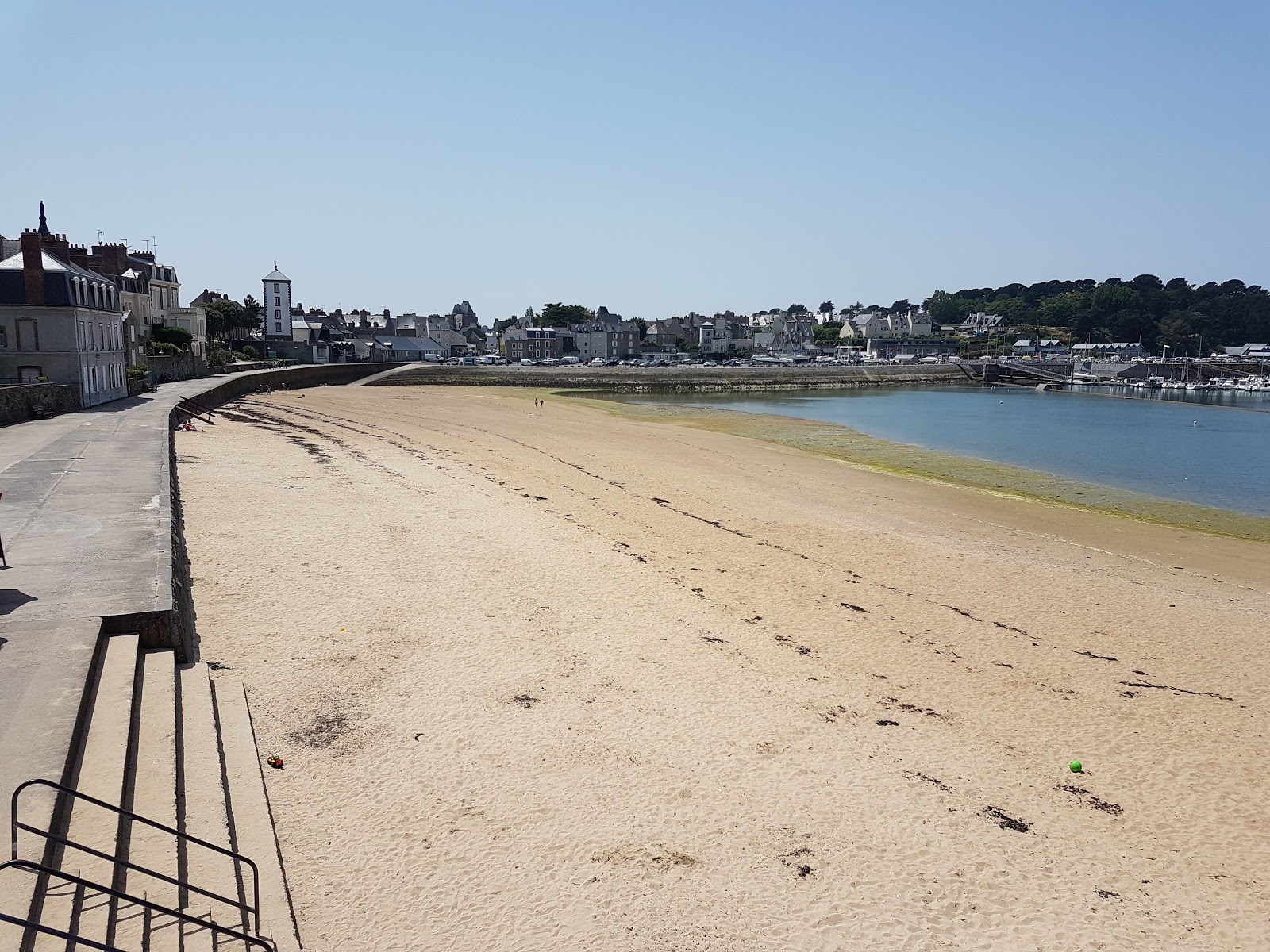 Foto von Plage des Bas Sablons annehmlichkeitenbereich
