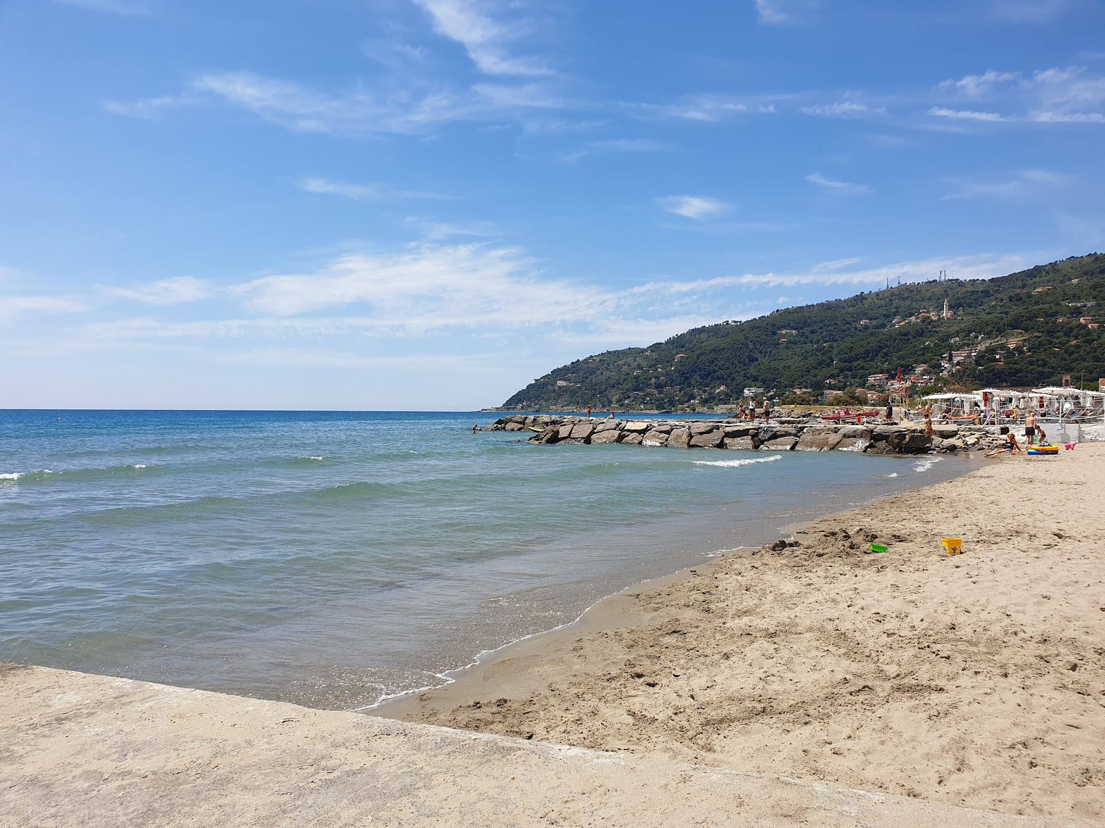 Foto di Andora beach con una superficie del acqua blu