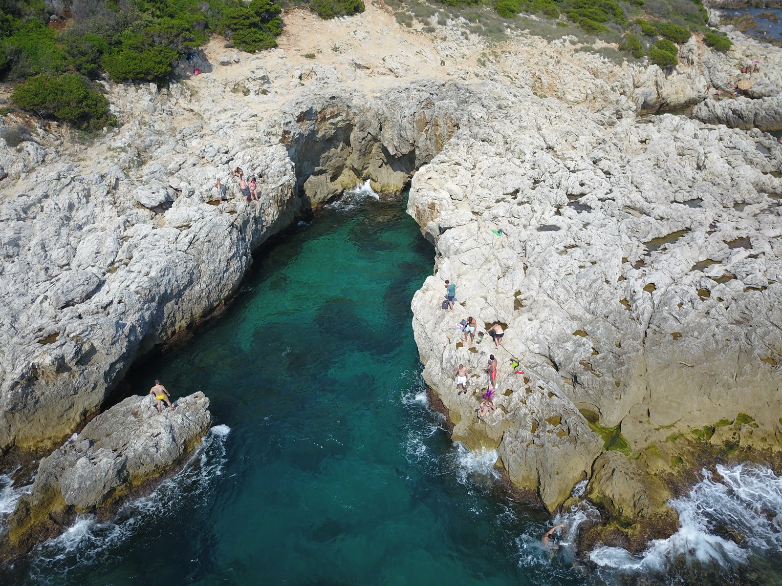 Batterie di Punta Rossa的照片 带有岩石覆盖表面