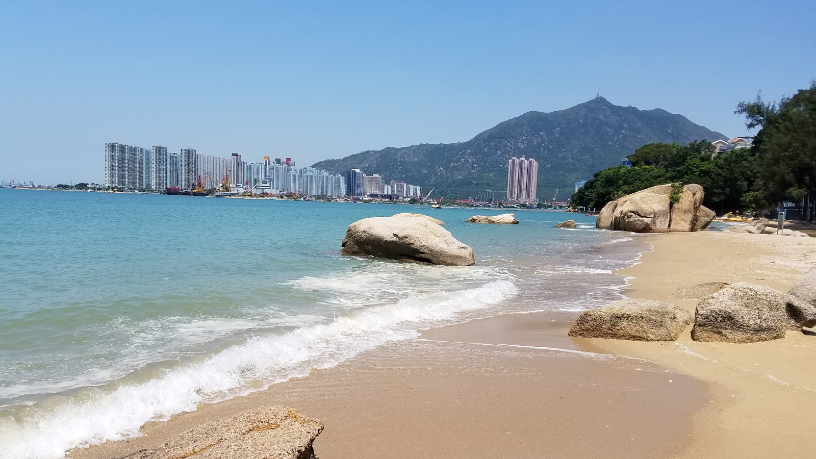 Cafeteria Beach'in fotoğrafı uçurumlarla desteklenmiş