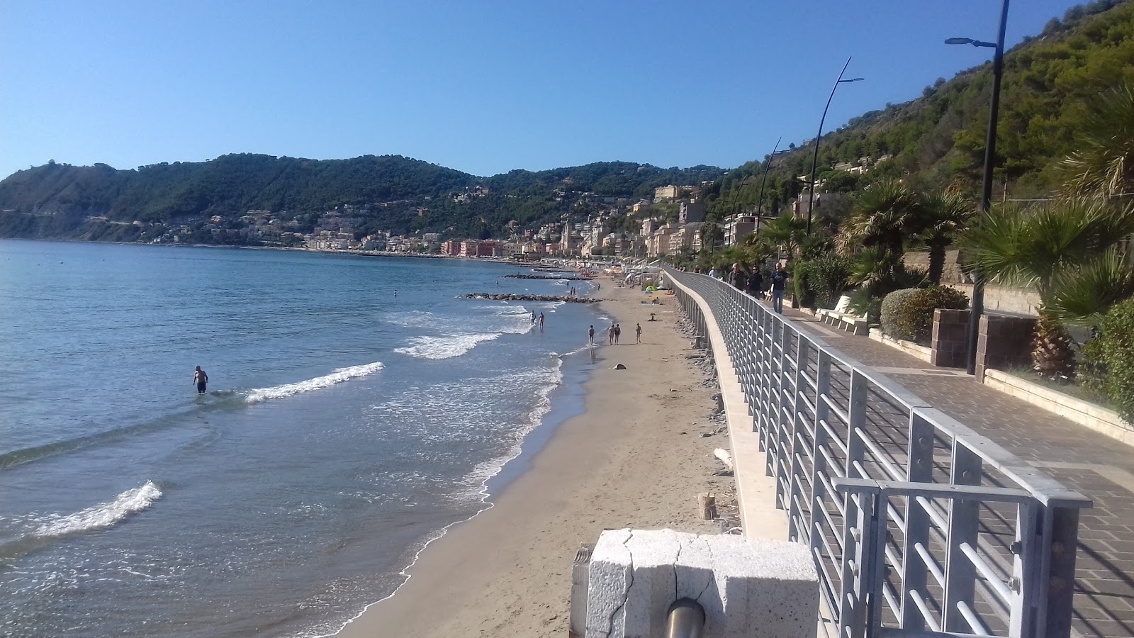 Foto di Bagni La Scogliera con una superficie del sabbia grigia