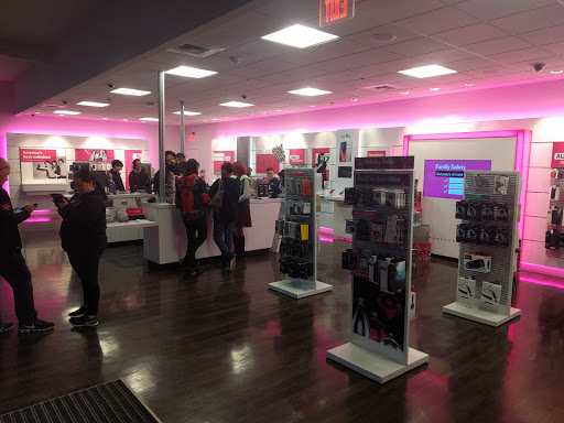 Cell Phone Store «T-Mobile», reviews and photos, 5914 6th Ave, Tacoma, WA 98406, USA