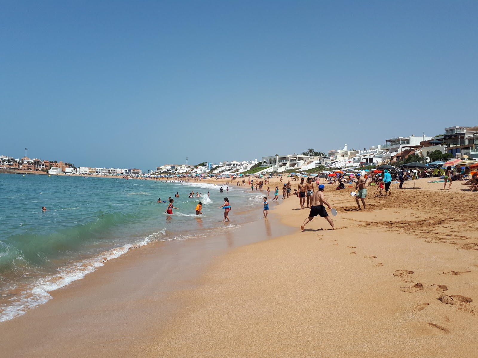 Foto von Plage Bouznika mit türkisfarbenes wasser Oberfläche