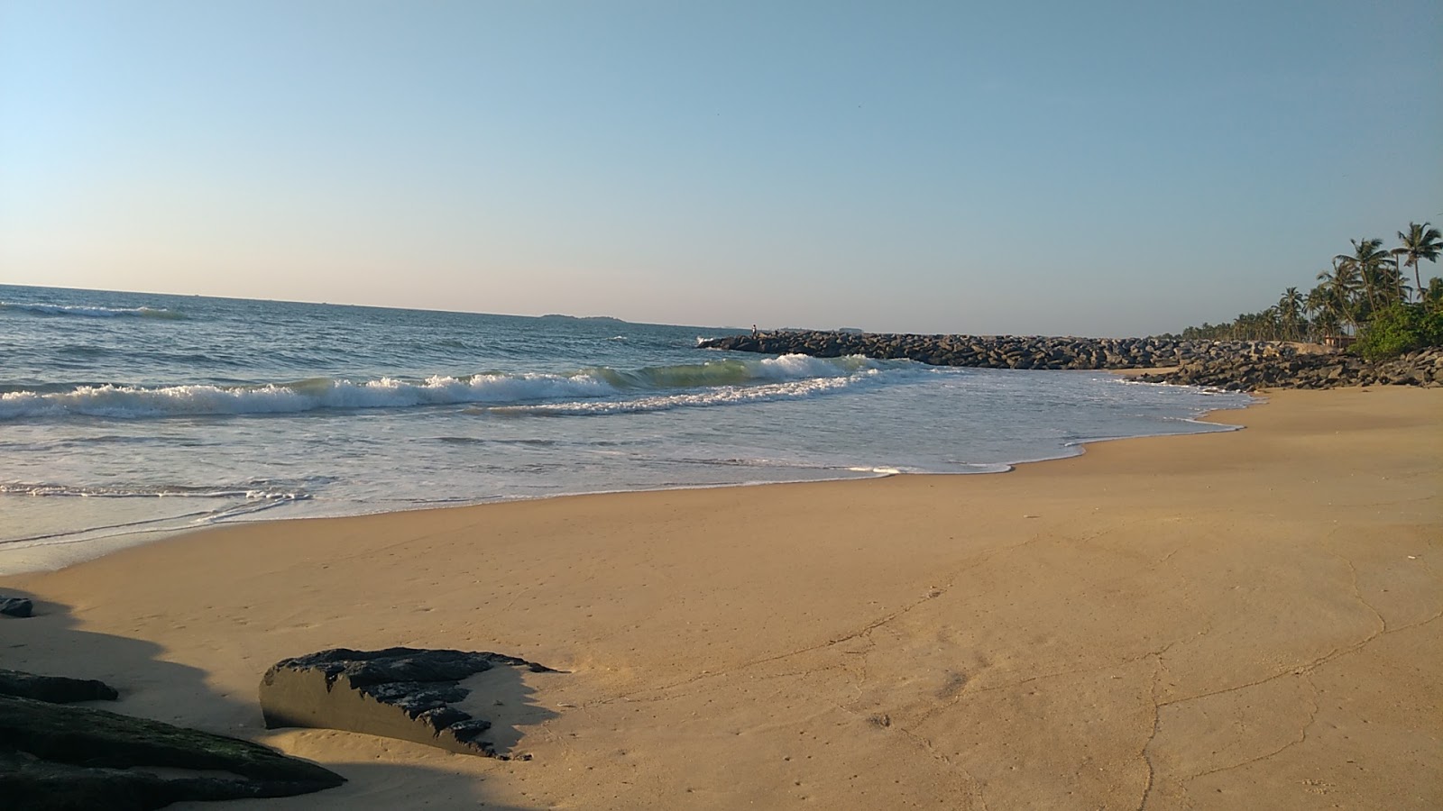 Pithrody Udyavar Beach的照片 带有碧绿色水表面