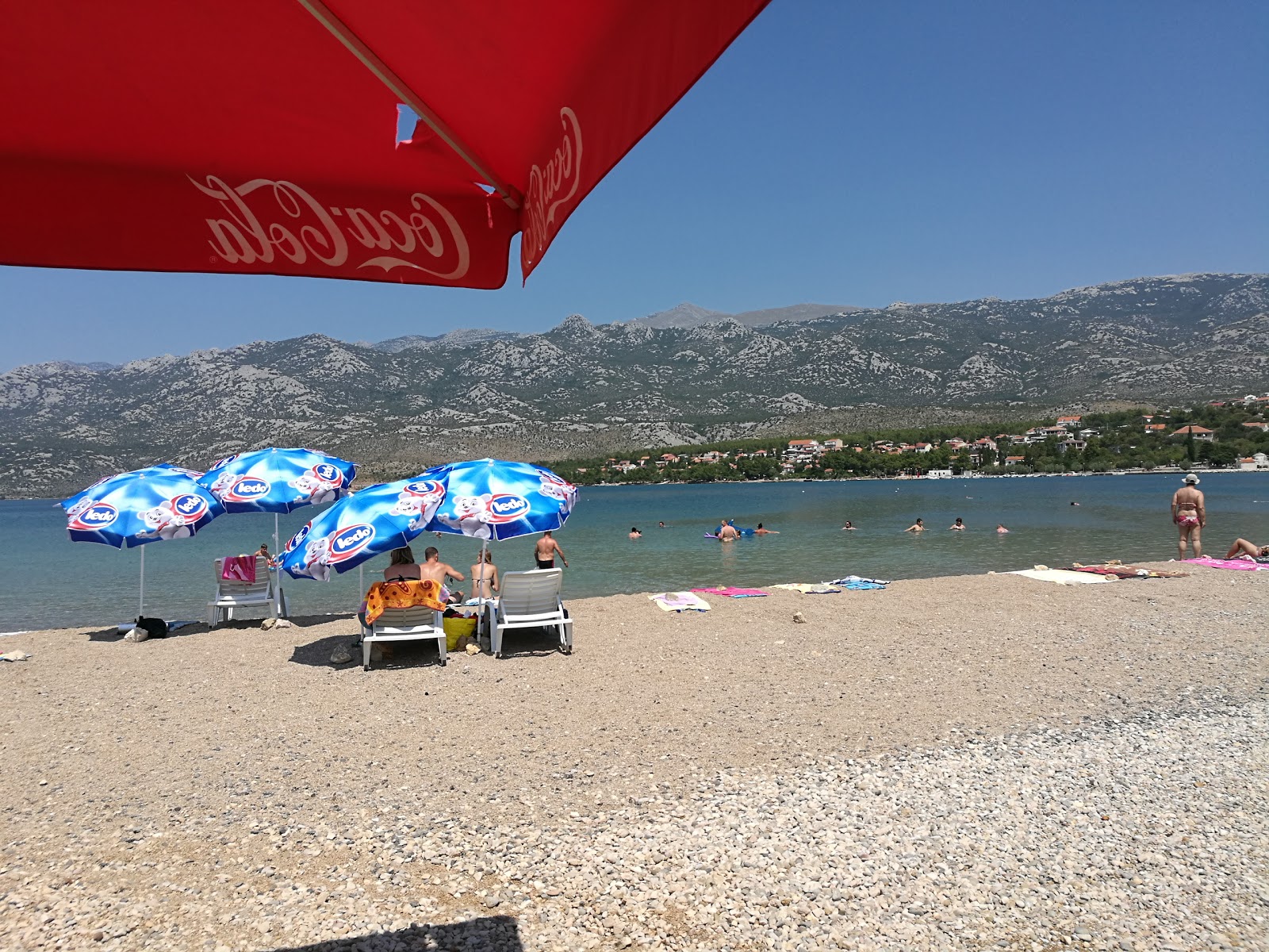 Foto von Pjescana Rovanjska mit türkisfarbenes wasser Oberfläche