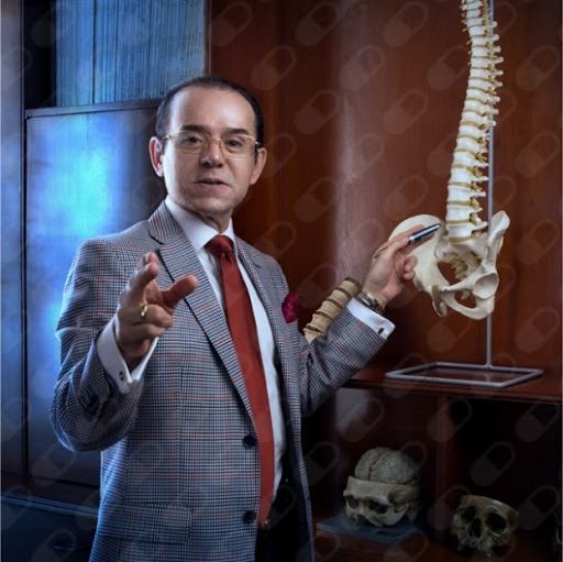 Dr. Juan Manuel Riestra Castañeda, Neurocirujano