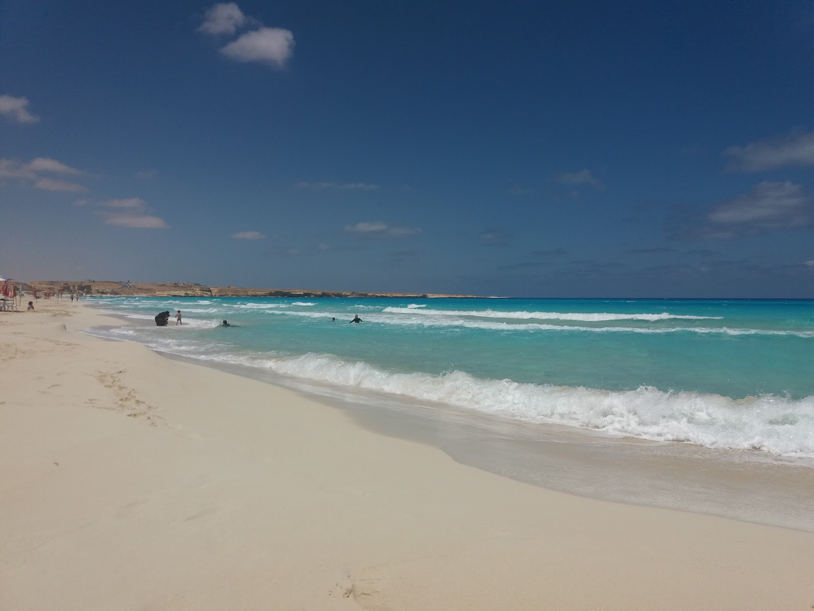 Fotografie cu Island Beach cu o suprafață de apa pură turcoaz