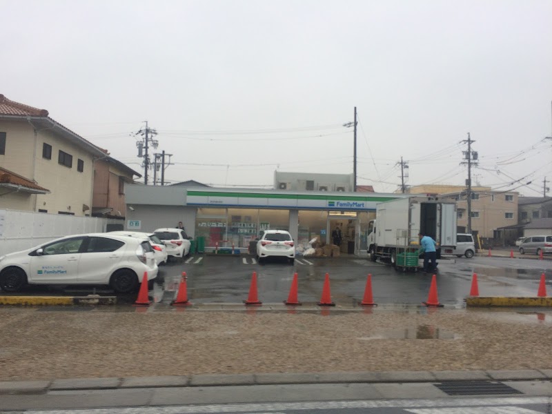 ファミリーマート四日市滝川町店