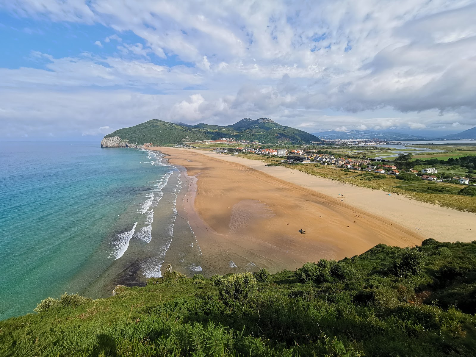 Foto von Berria Strand mit lange bucht