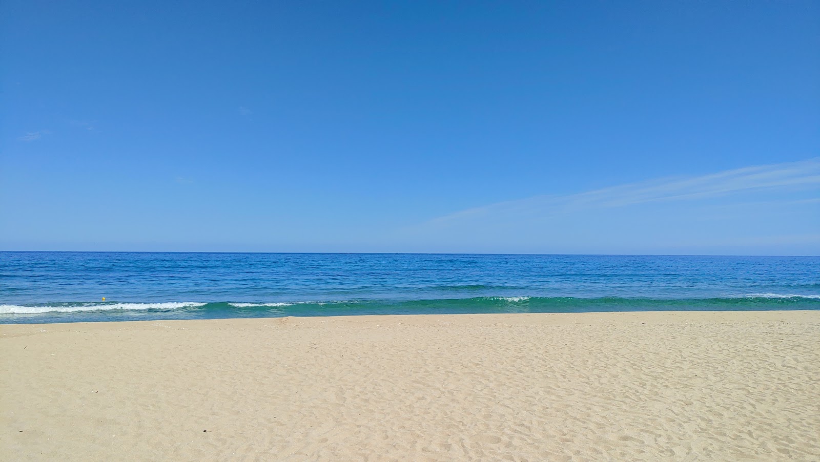 Dongho Beach的照片 带有碧绿色纯水表面