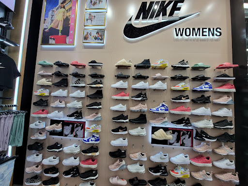 Shoe Store «Shoe Palace», reviews and photos, 1 Sun Valley Mall E119, Concord, CA 94520, USA