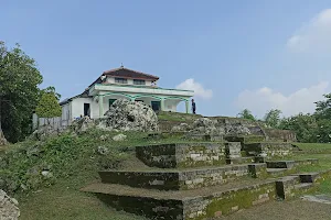Situs Giri Kedaton & Makam Raden Supeno image