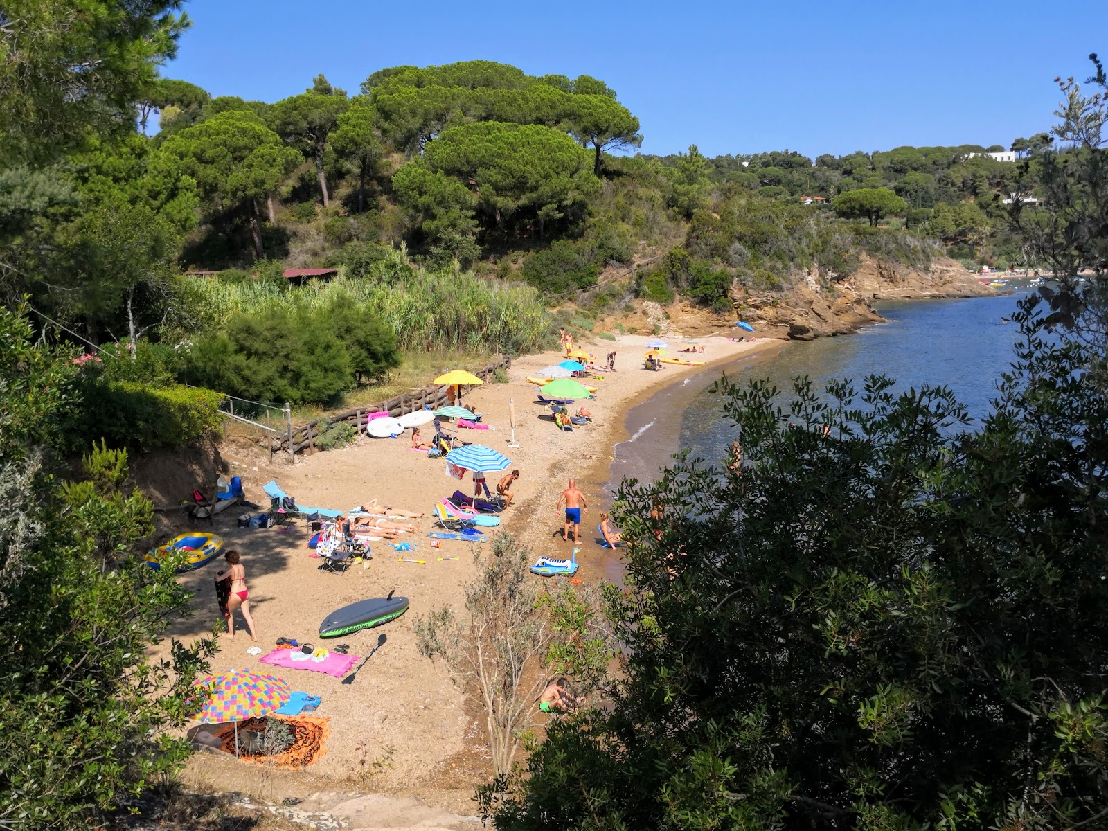 Foto van Ferrato beach met kleine beige kiezelstenen oppervlakte