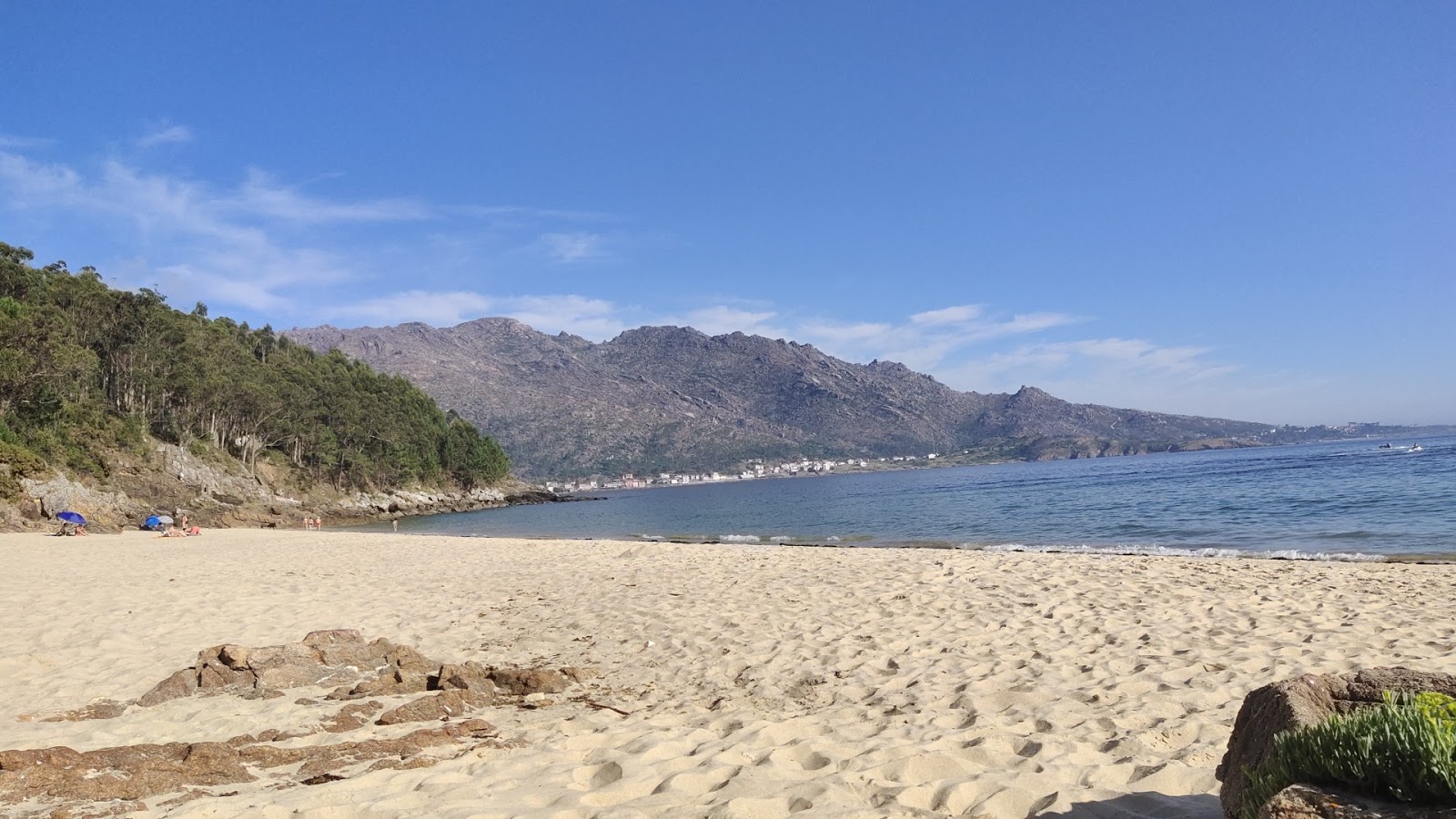 Foto av Praia de Gures omgiven av klippor
