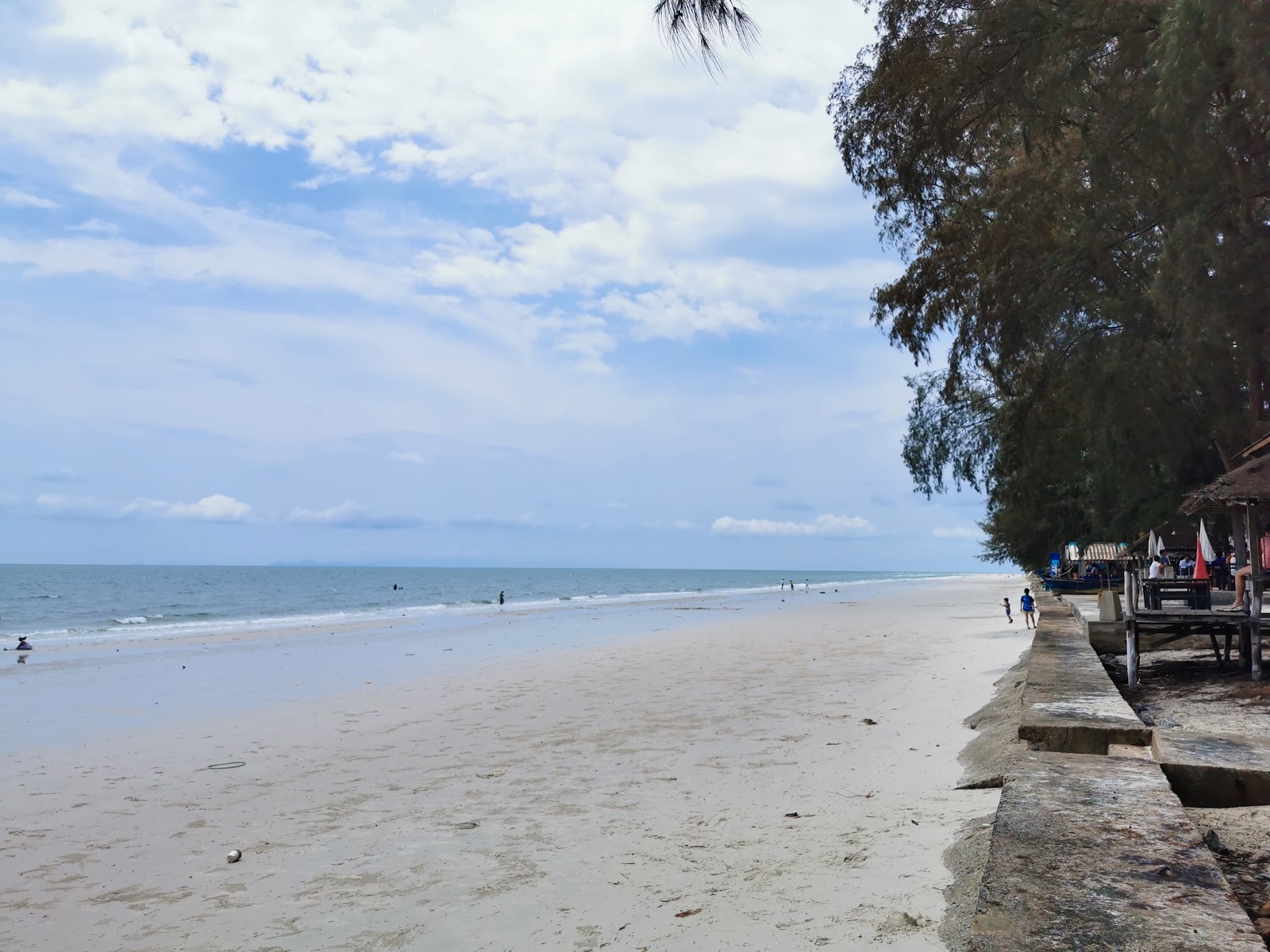 Fotografija Banchuen Beach z svetel fin pesek površino