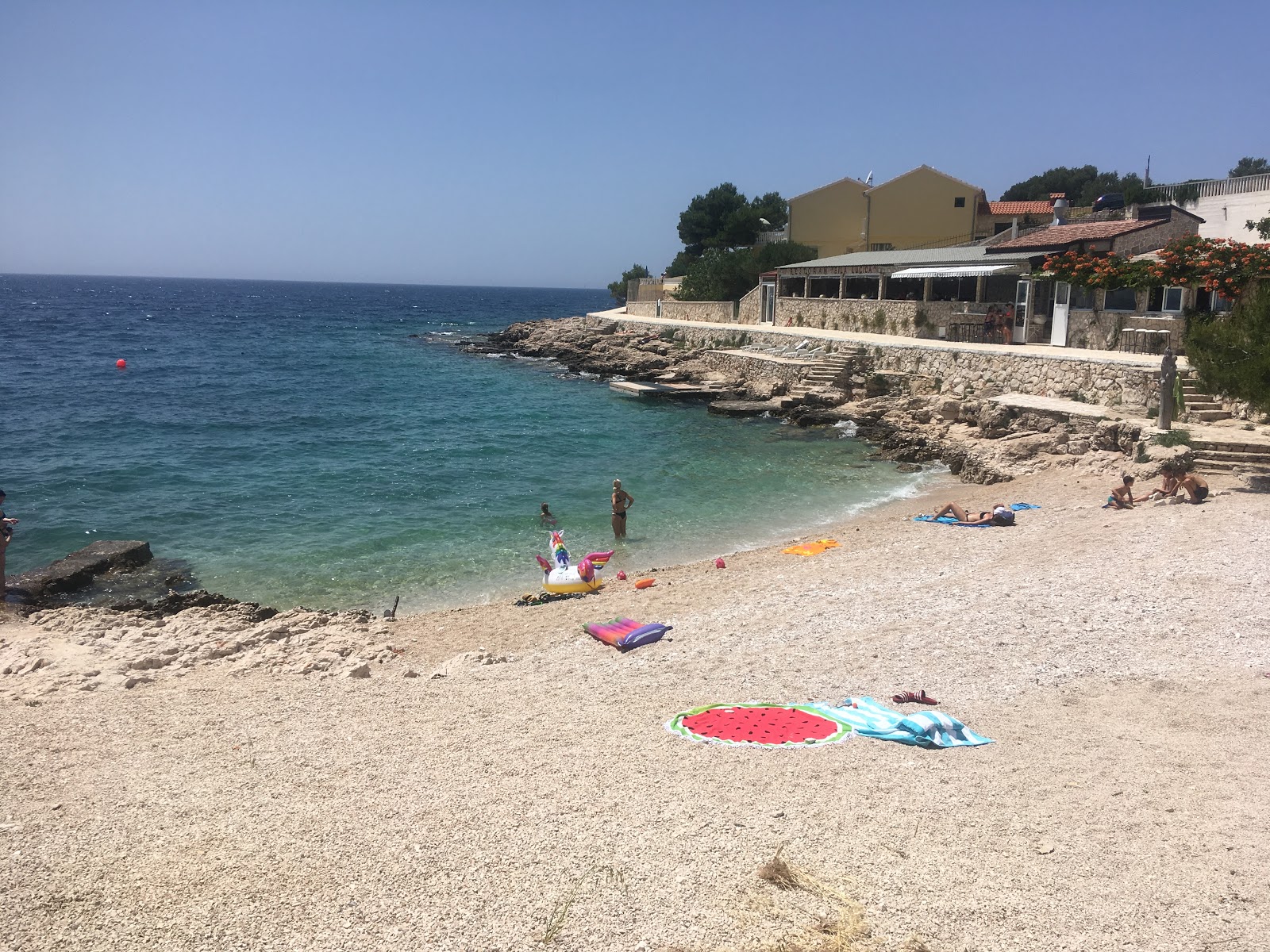 Foto de Dolac II beach com alto nível de limpeza