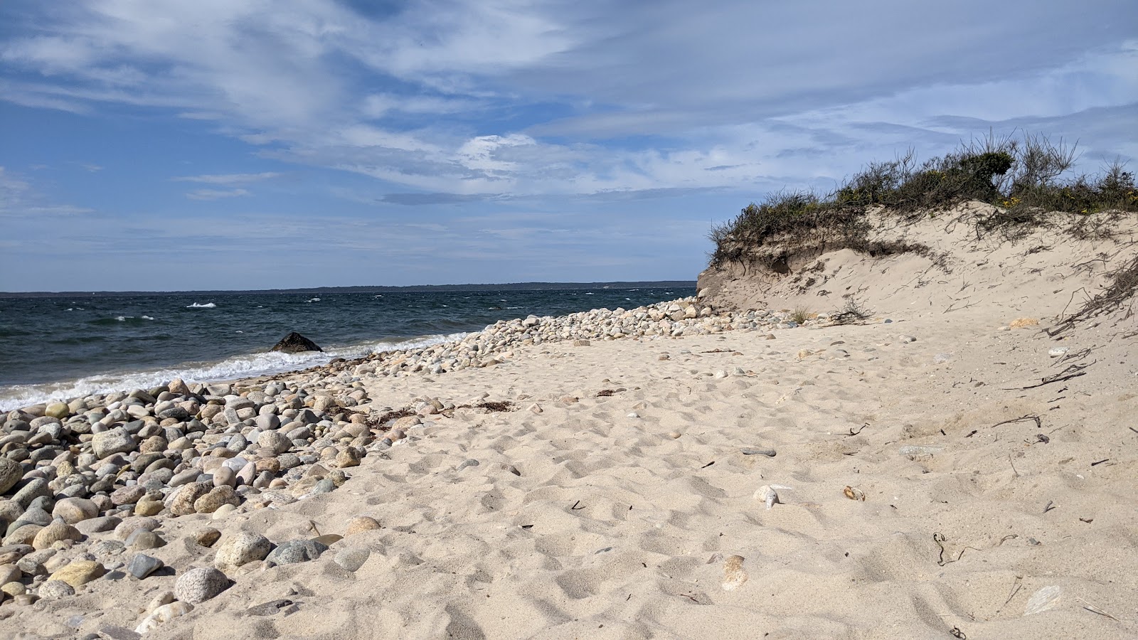 Foto di North Shore Beach con una superficie del acqua turchese