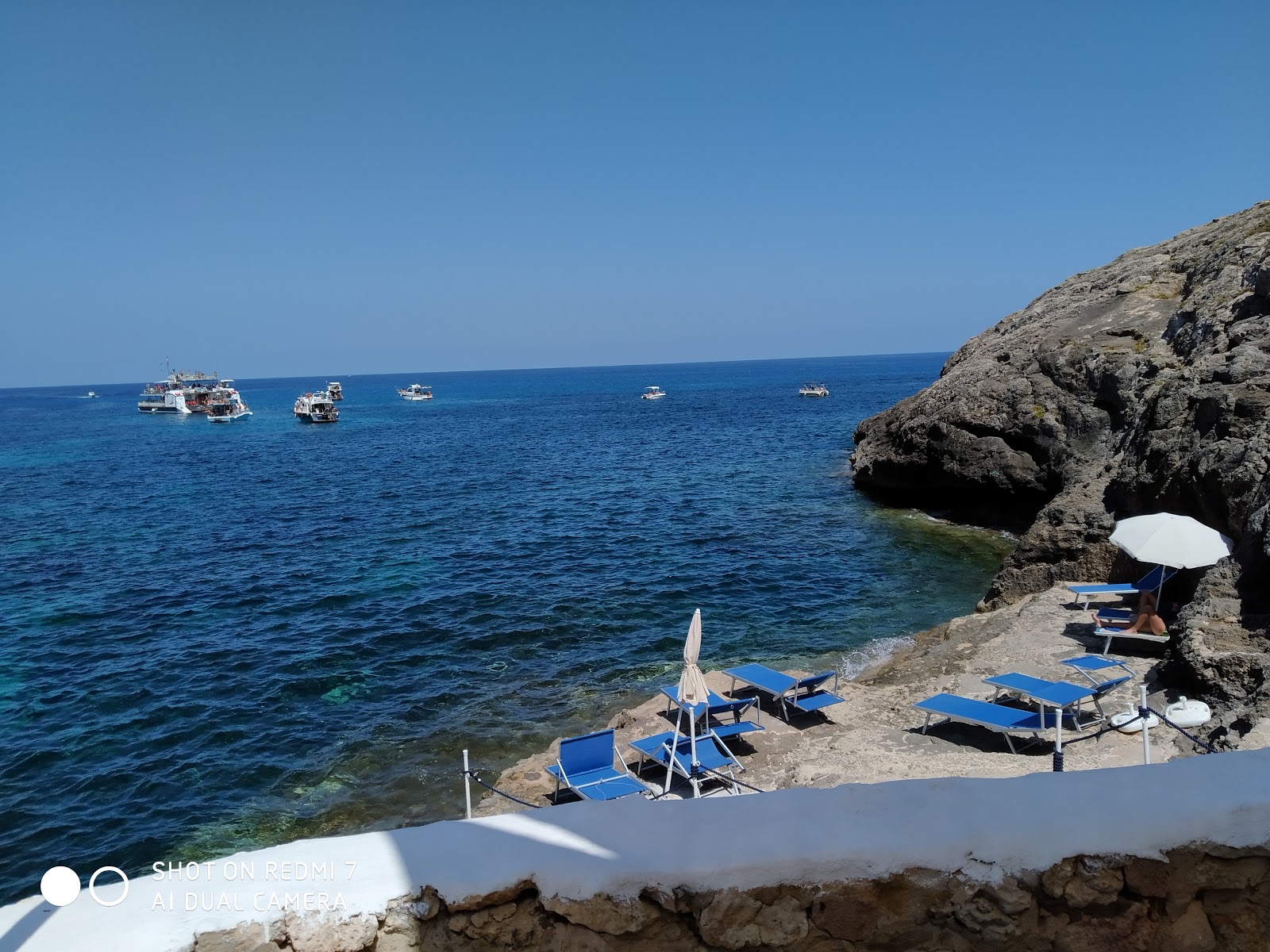 Foto di Cala Creta circondato da montagne