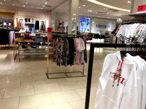 Clothing Store «Forever 21», reviews and photos, 14006 Riverside Dr # 35, Sherman Oaks, CA 91423, USA