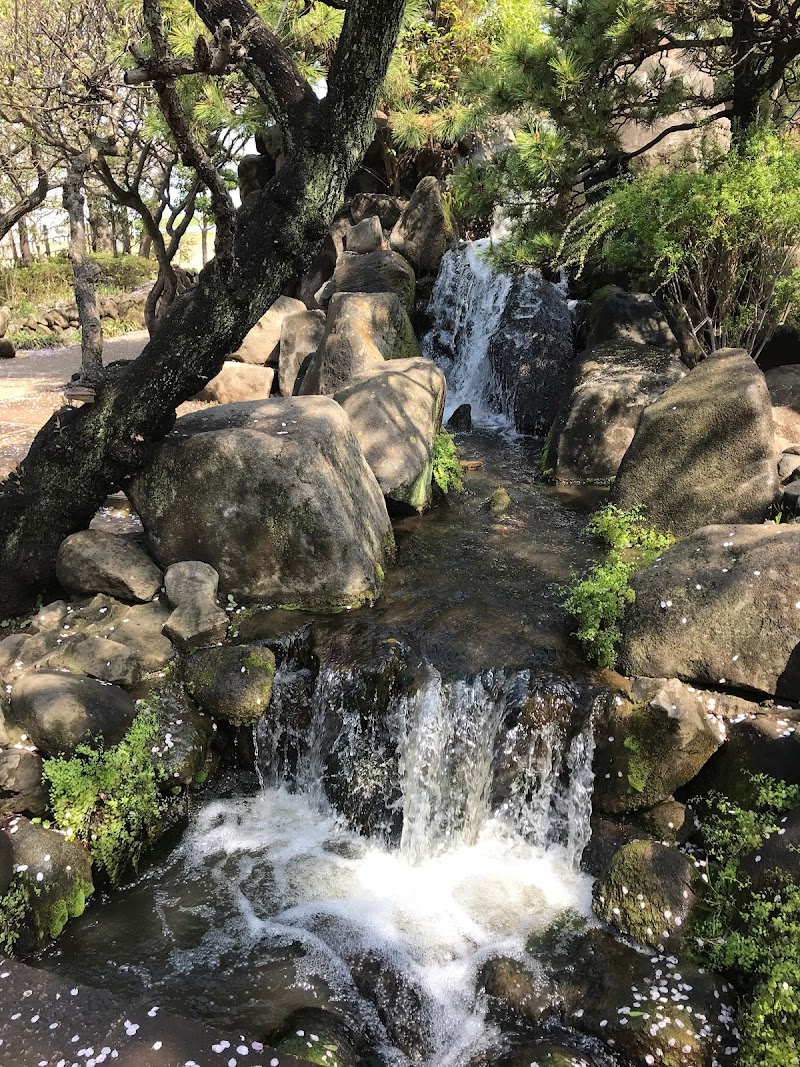 上小岩親水緑道の滝